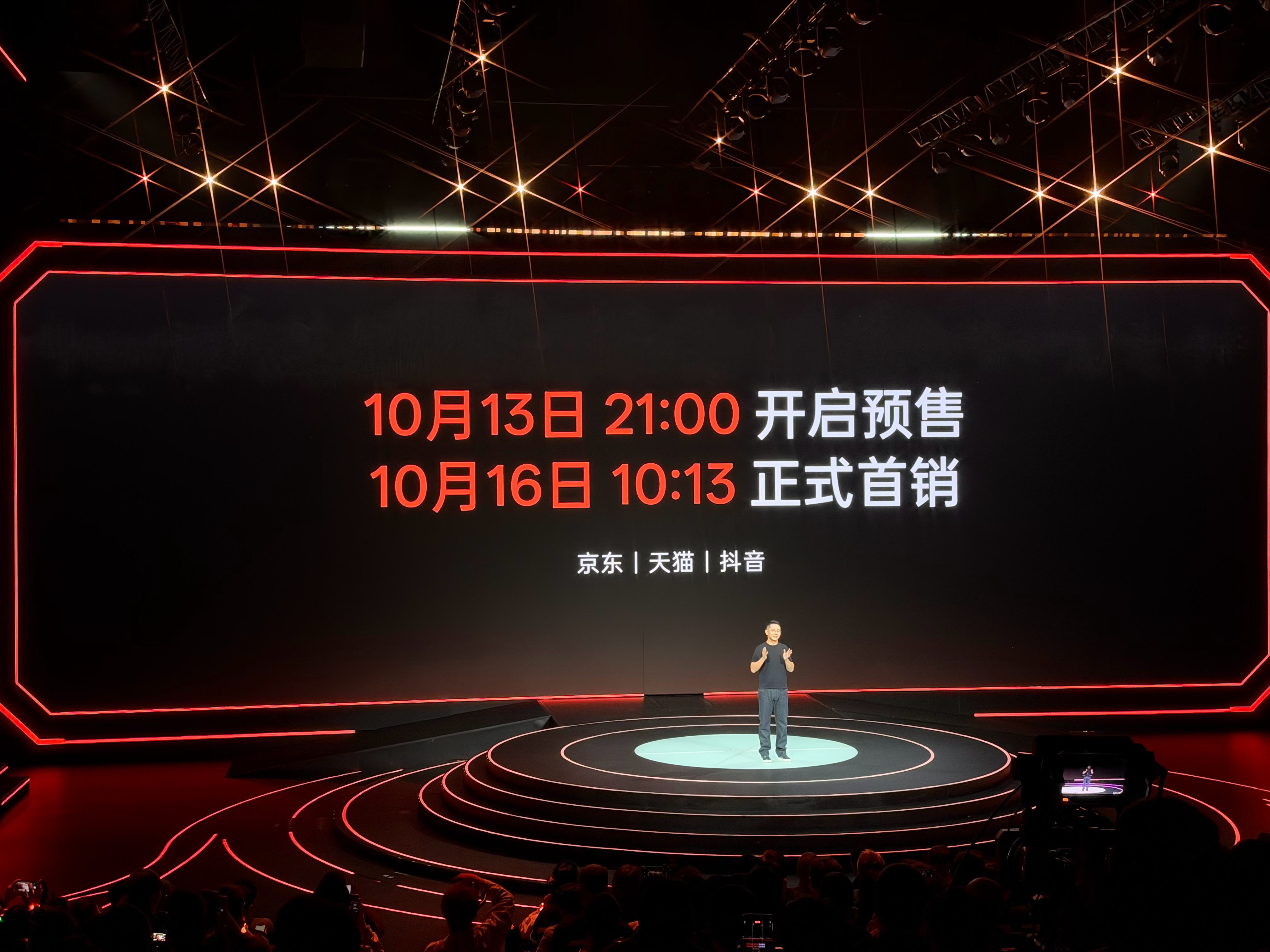 阶跃星辰公布 STEPX Neo 先行版售价及销售计划，全栈套装售价 3999 元，包含硬件、系统工具和 AI 模型服务。

具体配置如下：

* 硬件：STEPX Neo 手机，搭载骁龙 8 系芯片，16GB+256GB 存储组合。
* 软件：预装 StepAOS 智能体原生操作系统，提供 Step Studio 创作工具。
* 模型：支持 Step 系列模型 ​