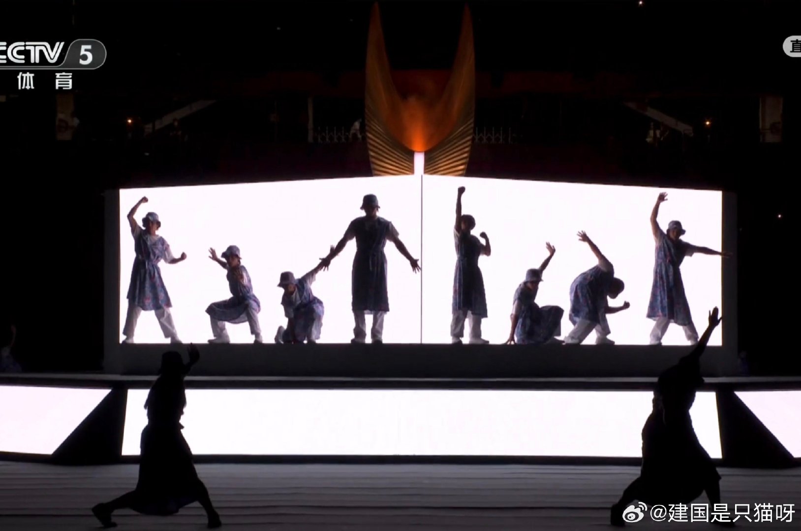 #网友称名古屋闭幕式也太简单了##网友称名古屋闭幕式是简配版##亚运会闭幕式# 一场把"省"字贯彻到底的闭幕式：省节目、省舞美、省时长。网友神总结：开幕式攒的感动，闭幕式全给还回去了。 ​