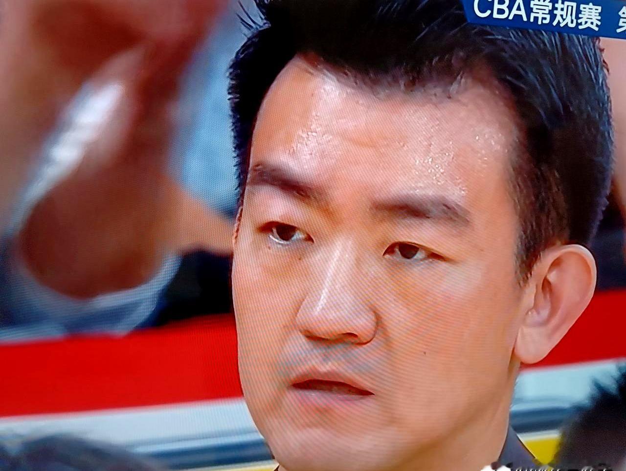 昨晚广东只上两外援，替补席还坐着胡明轩、杜润旺、王少杰，随时能换；另一...