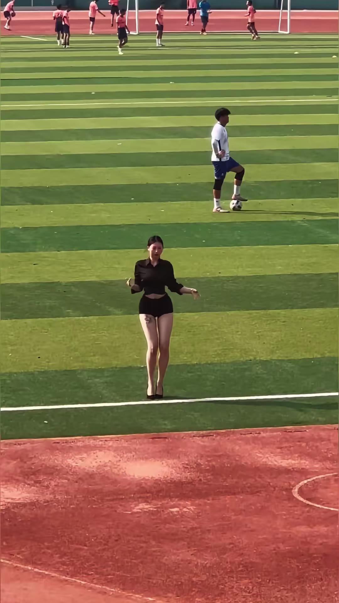 <p>第三视角 学姐 <!--{img:0}--></p><img s...