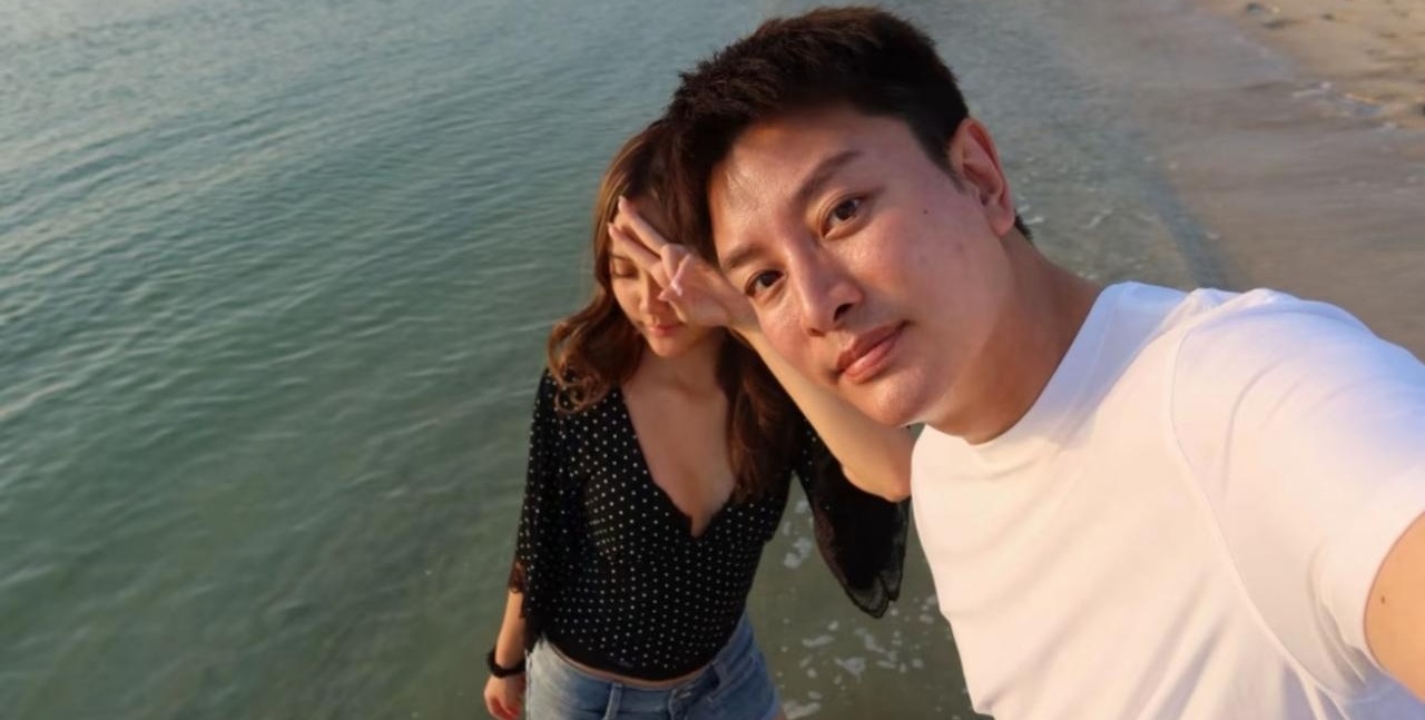 14岁的丫头在海边拍了组照片，评论区居然吵起来了，你说这事儿离谱不离谱？

贾乃亮带甜馨去迪拜度假，小姑娘自己更新了一组海边实拍。傍晚的浅滩上，落日把海面染成一片橘红，她站在水里，黑波点上衣配牛仔短裤，裤脚还沾着水珠，海风把头发吹得有点乱，就是随手一拍的度假照。

结果有人开始上纲上线，说这打扮“不