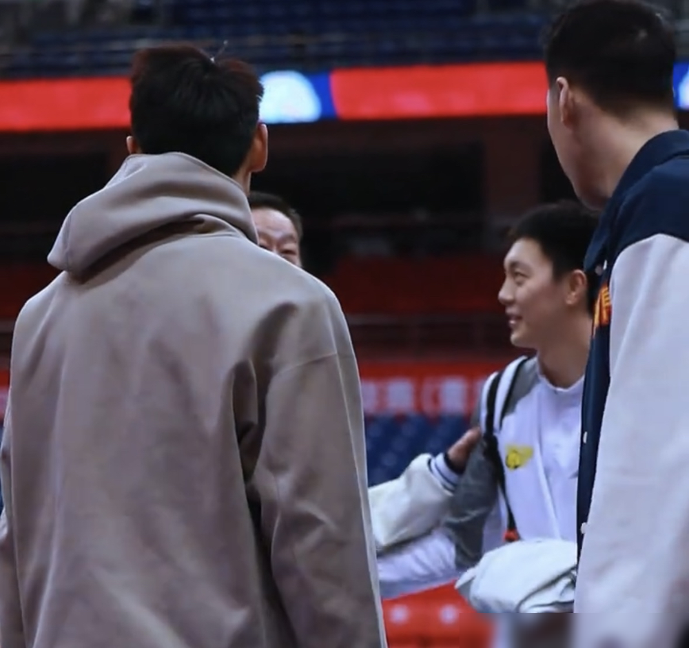 胡明轩笑着吐出那个“累”字，那是顶级职业运动员最后的体面。你以为这是赛...