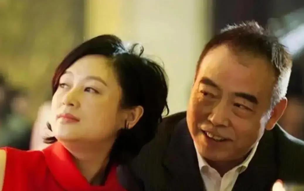 陈红在采访里被问到跟陈凯歌在一起会不会觉得对不起倪萍，她的回答没有绕弯子。原话大意是，归根结底是那个人没有魅力让这个男人爱上她。这句话把倪萍那几年洗衣做饭、替陈家料理老人后事的付出，全部装进“魅力”这个筐里，重新算了一遍账。
求婚条件与“魅力”清算
1996年，陈凯歌从法国飞到温哥华，向陈红提出结婚