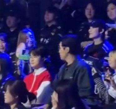 活动中，Faker与Peanut被粉丝拍到分别坐在前后排。他们曾携手出战S7全球总决赛，那年也是Faker首次冲击三连冠的一年。#Faker复刻主题曲MV##Peanut和Faker同框# ​