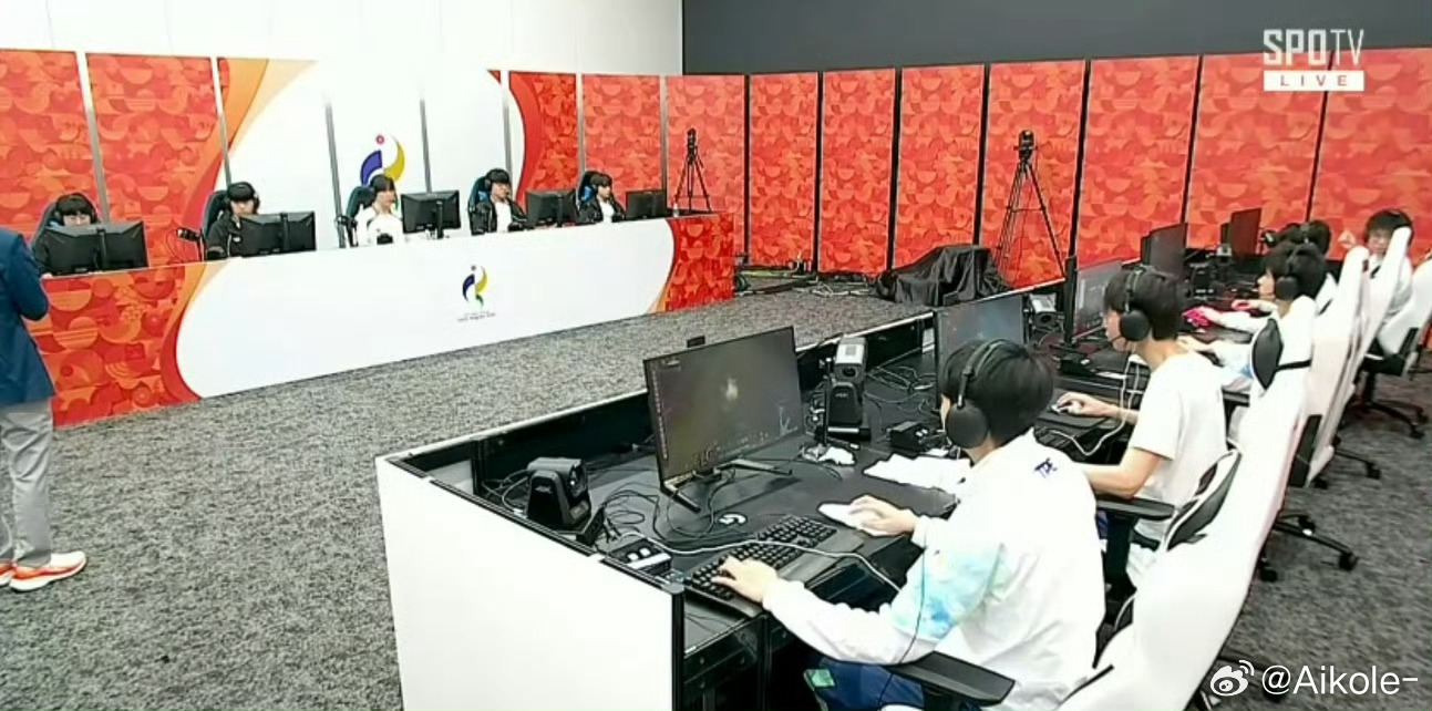 #Faker亚运会被单杀#名古屋亚运会英雄联盟小组赛，韩国对阵印度，本场Faker首发操刀蛇女，对线阶段被印度中单辛德拉完成对位单杀，极限一换一，这个镜头瞬间引爆直播间与电竞圈。

虽然中路出现单杀名场面，但双方硬实力差距明显。Gumayusi卢锡安火力拉满，韩国队整体节奏牢牢掌控，仅仅18分钟就推平基 ​