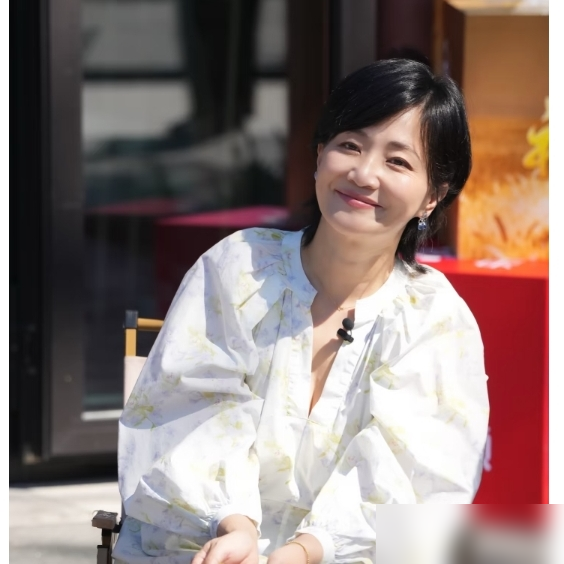 谭松韵刘学义主演的剧，结果被一个演养母的配角抢光了风头。
《兰香如故》热度破30000，冲上全网讨论第一的，不是男女主，是郭柯宇演的薛桂花。穷、不识字、底层妇人，就那点戏份，硬是被她演成全剧演技评分第一。
换女儿名字那场戏，她不哭不闹，眼里含着泪，硬挤出一丝笑，悲和喜全在脸上绞着，直接把观众看崩