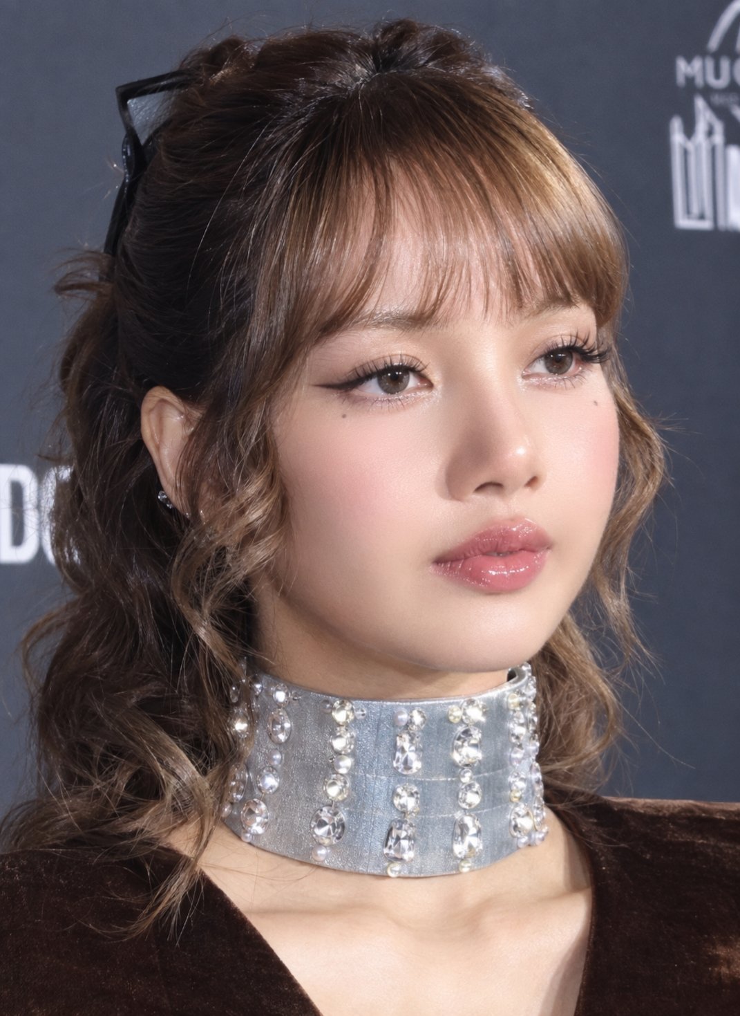 纪录片里Lisa会展示自己最真实的一面…
脱离Kpop为什么要服从Kpop机制 
本来kpop行业规则就很ex 
不要拿Kpop规则来约束她好吗？
 #Lisa说YG限制她很多# ​