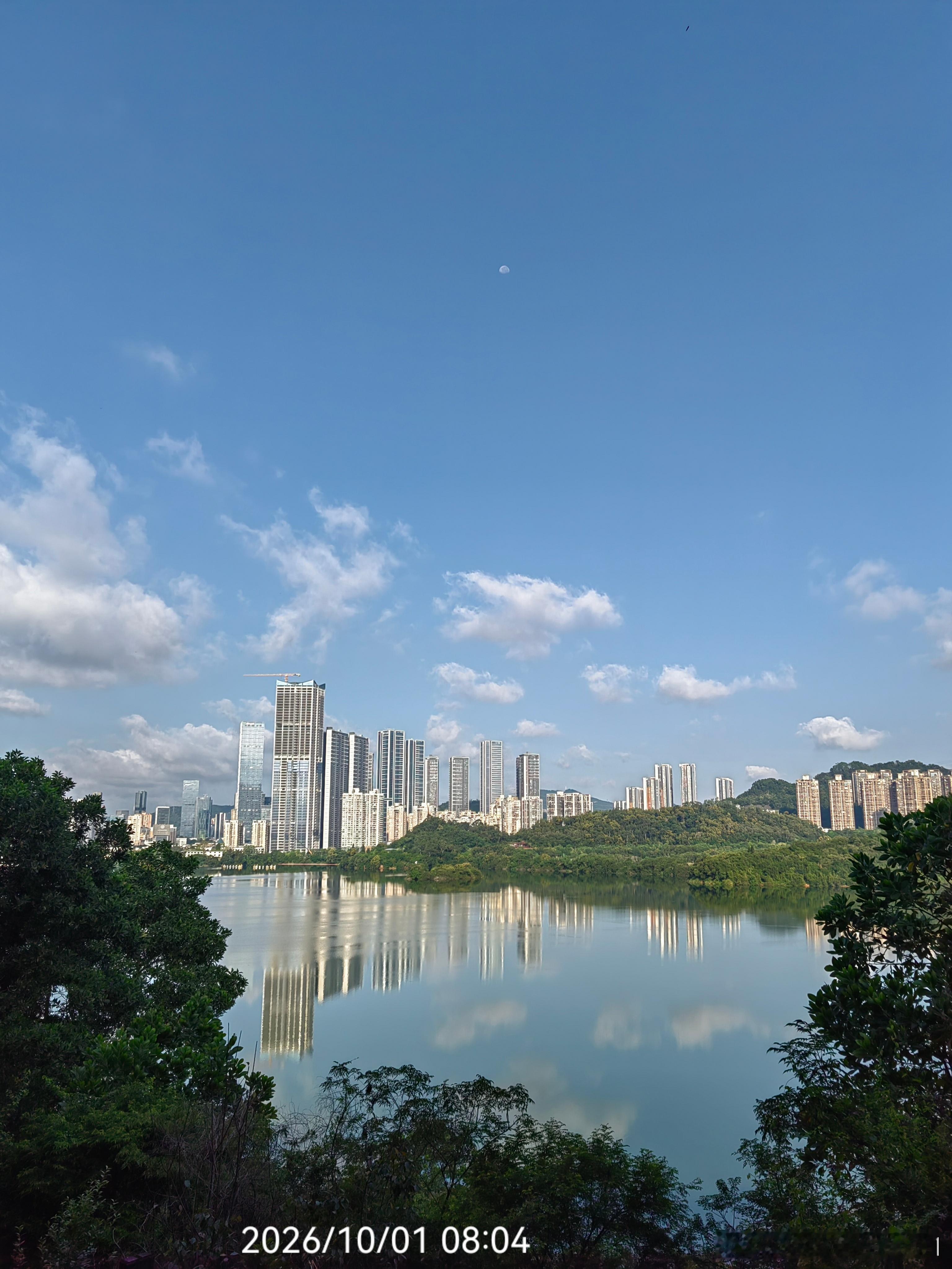 与天斗，与地斗，其乐无穷。
与自己斗，痛苦煎熬。#笑笑生活# 

想起地铁上旁边美女痛苦的表情，必是被我接力了。躺平三日，神医自诊流感/新冠（听说最近新冠很流行[允悲]）。
首日，酸痛无力，咽痛口干，不流涕不咳嗽。那种酸爽的感觉，下定决心明天去社康看医生。一杯一杯狂饮水，一趟一趟洗手间，进 ​