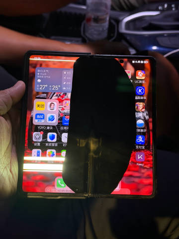 怎么劝都不听，这钱我只能含笑赚。<br />这俩哥们儿觉得折叠屏高大上...