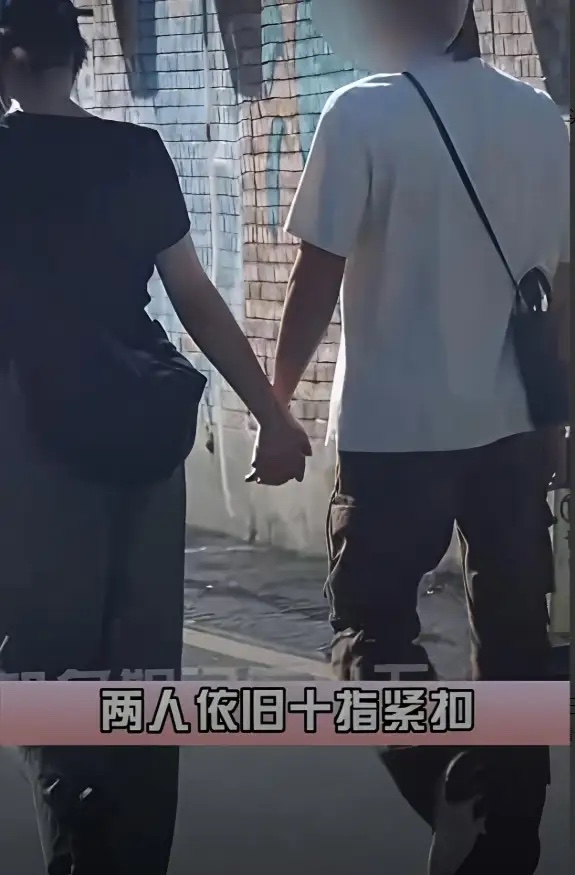 白百何被拍到和陌生男子牵手看展。画面里二人十指紧扣，去往艺术园区，路上搂肩打闹，放松的相处状态很快催生新恋情的说法，消息扩散之后，不少人翻出她过往的感情旧事对照揣摩，只是男方身份一直藏在暗处，没有半点靠谱线索流出，白百何和工作室全程保持沉默，一句解释都没有放出来，娱乐圈这种镜头抓拍的瓜，向来是哑巴吃