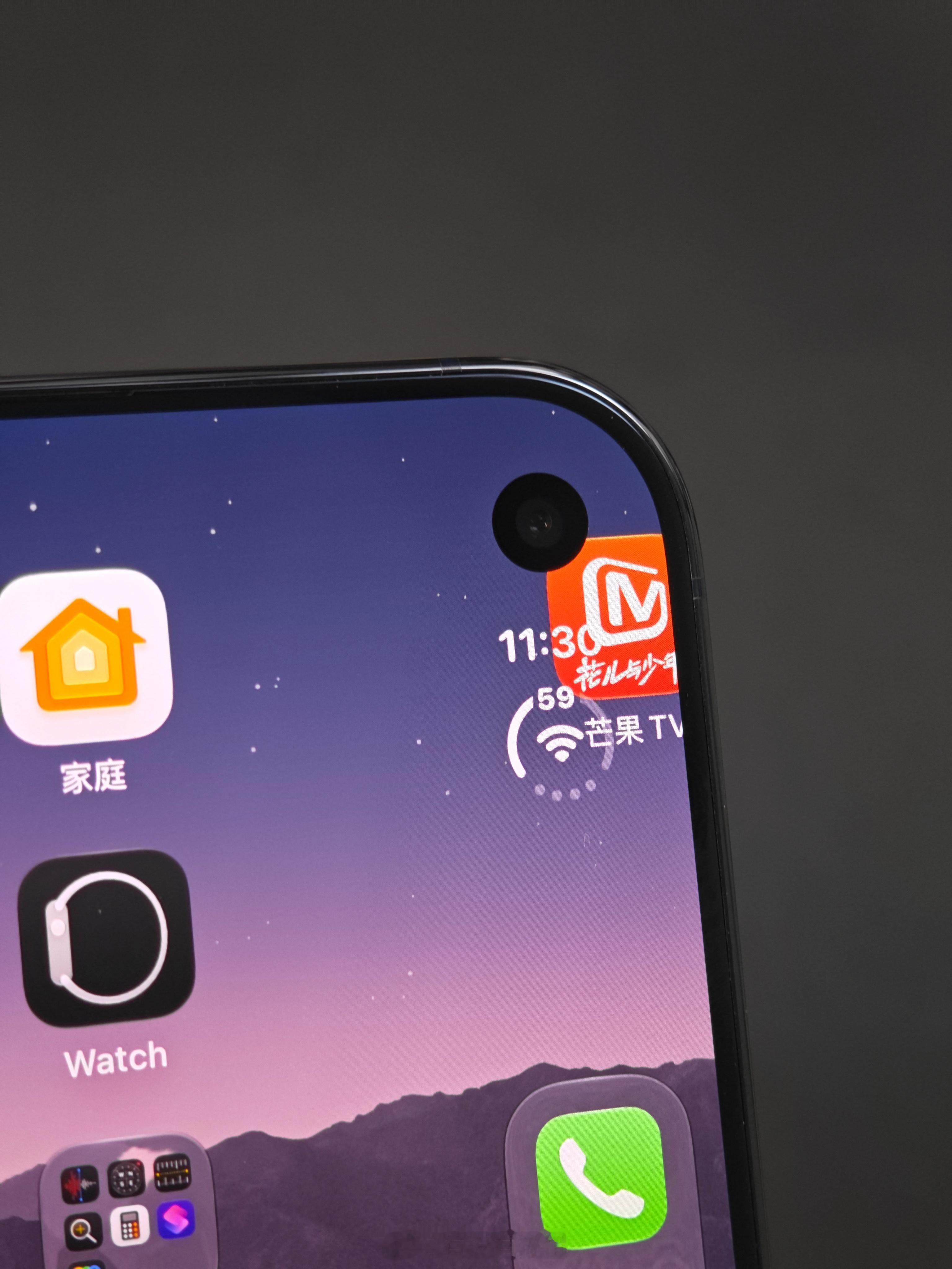 带你们感受一下iPhone Duo的内屏膜和内屏摄像头的细节   

这个展开之后  铰链位置没有凸起是真的好评   图9红色圈圈的位置不是塑料的  我按压了一下 应该是橡胶或者tpu材质的  用来防尘的  其他折叠屏这个位置都是凸起来很明显的  这样一来 打开之后 世界上就很流畅  和一个iPad mini 差不多  折痕因 ​