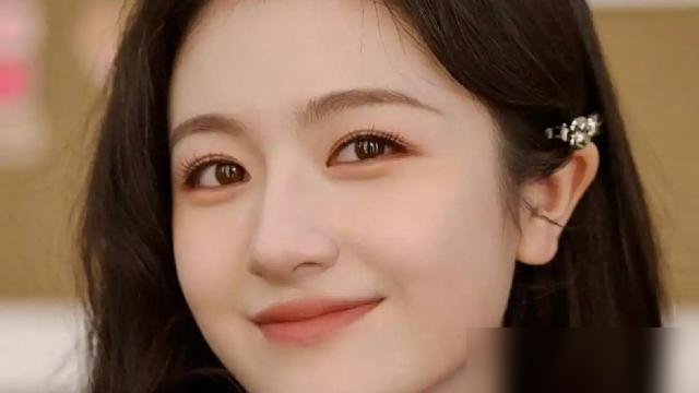 李兰迪说演员最怕变麻木，这话搁现在听挺狠的。她讲自己童星那会儿全凭本能，中戏又学了一身技巧，真到演余周周才明白，技巧是壳，里子得是活人。感受力没了，演什么都像在走流程。这话不虚，你看她最近扎在《千夜奇谭》组里，路透一场接一场，古装戏最容易演成套路，她偏要较这个劲。手里还压着《朝雪录》《滤镜》，全是待