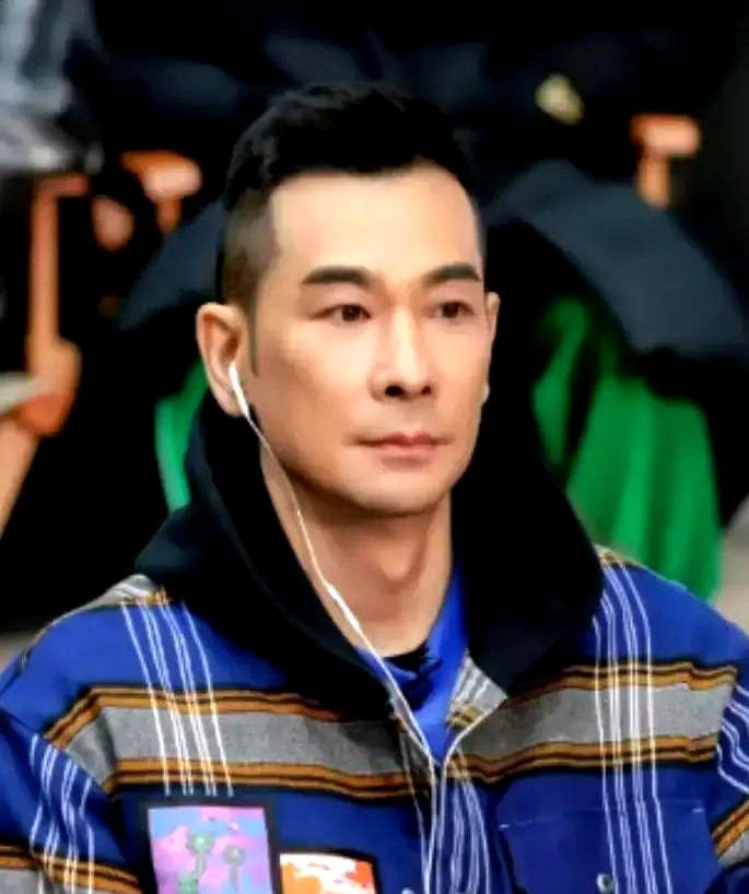 赵文卓当年把“改剧本必须经我同意”写进合同，戏没开机就已经准备好掀桌子了。

他指控甄子丹擅改剧本把主角改成配角。甄子丹反手甩出诽谤声明，称是力排众议才用他。两人把合同当武器，发布会当擂台，最后谁也没告倒谁，成了一出罗生门。

但这根本不是私人恩怨。当时功夫片已走下坡路，能扛大梁的打星一只手数得过来