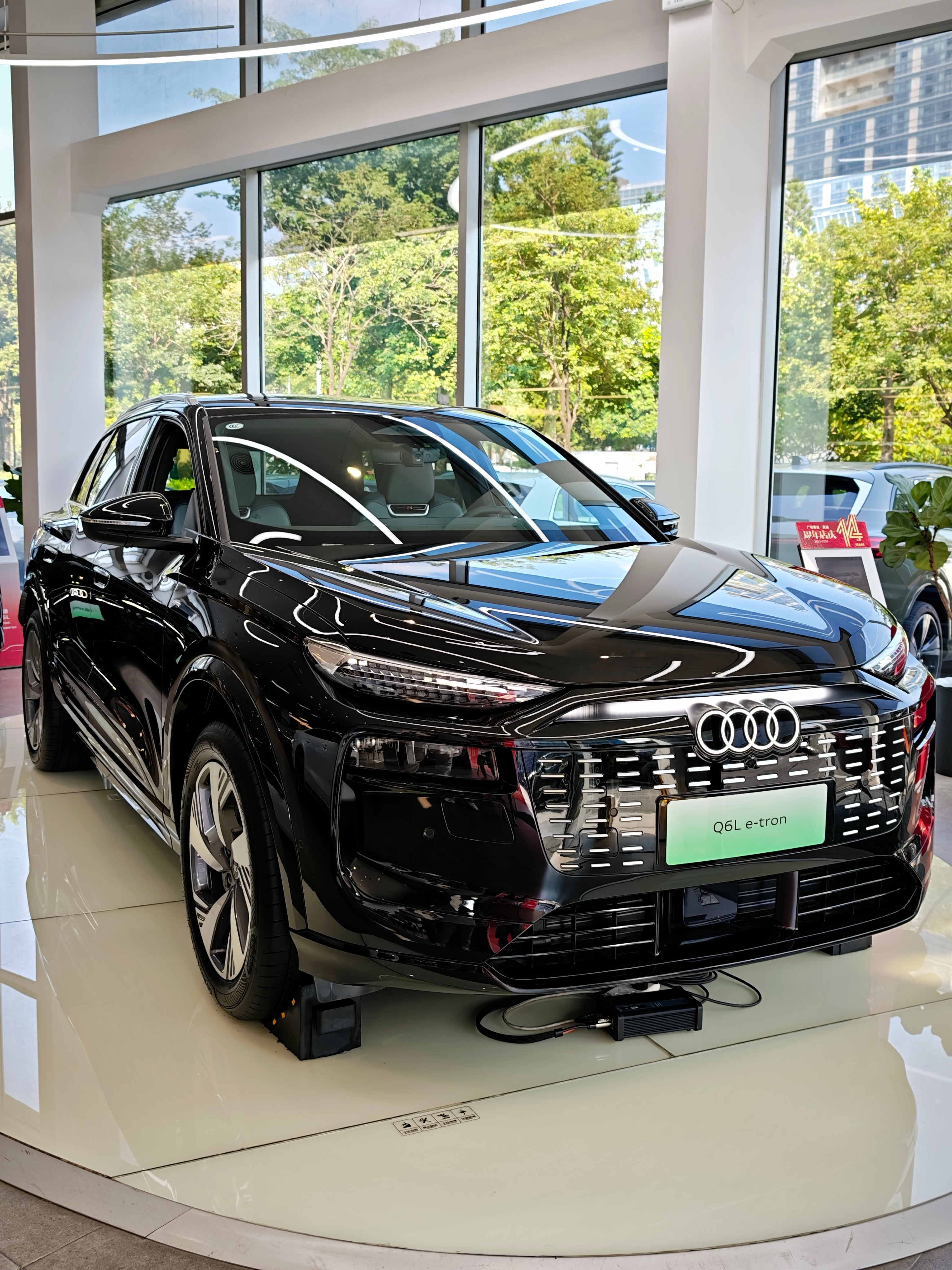 老炼车评：奥迪Q6L e-tron，它能不能买？⑤

设计 （★★★☆☆）
外观延续了奥迪sphere设计语言，前脸大尺寸进气格栅配亮黑色矩阵纹理，品牌标识支持点亮。

奥迪的设计思路是克制的——不激进、不浮夸，但家族语言的辨识度极高。它没有像某些新势力那样用夸张造型去标榜“我是电动车”，而是保持了奥 ​