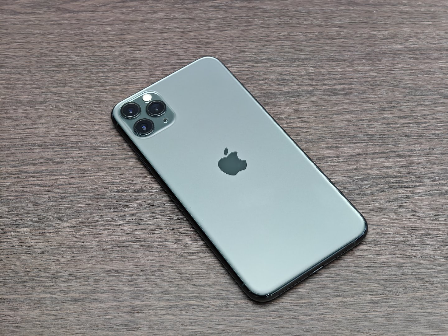 11系列应该是iPhone最重要的转折点之一，苹果明白了如果新款要卖的...