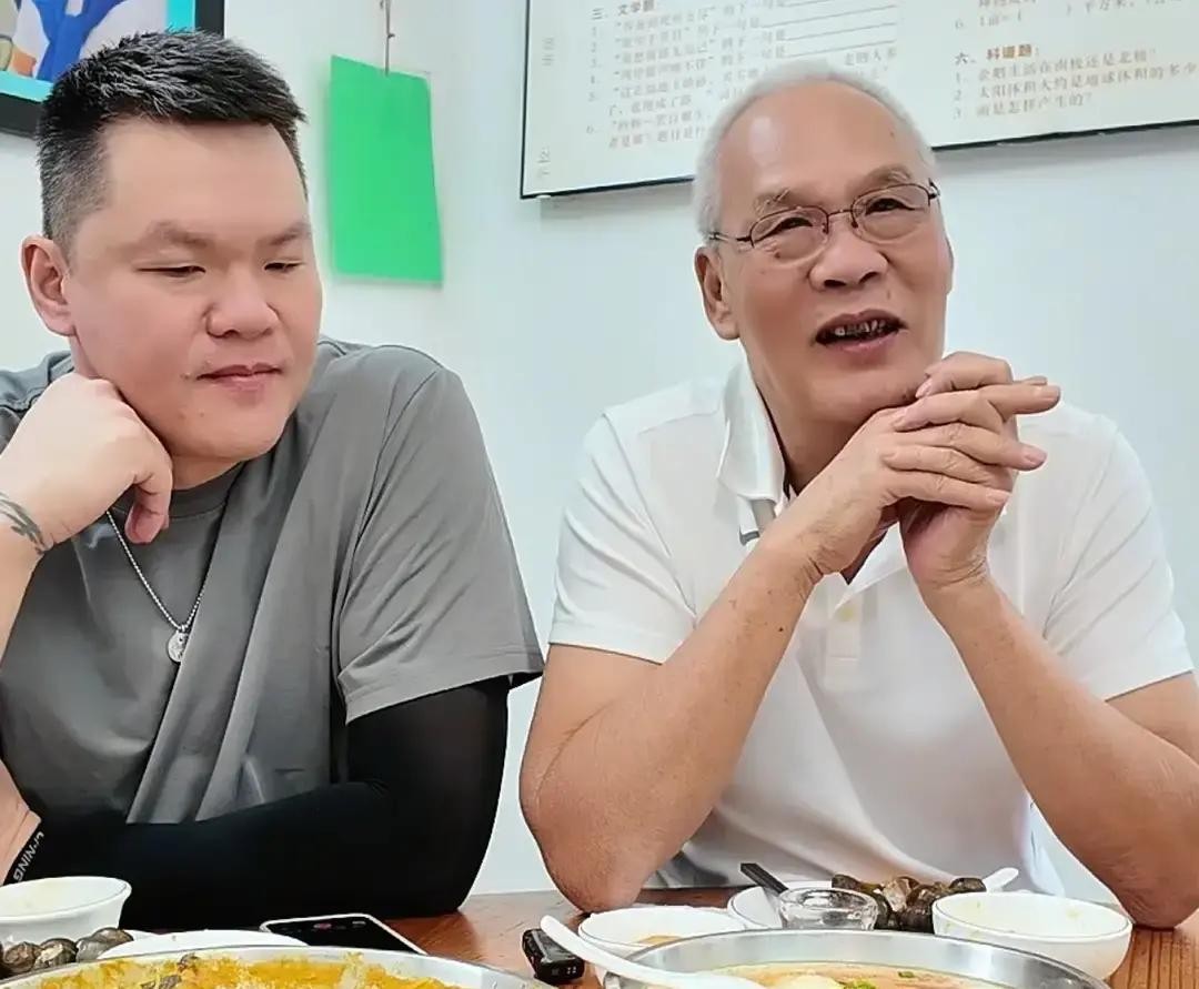 父子情深！朱应民谈:儿子朱芳雨卸任广东宏远总经理:

据了解，朱芳雨父亲全名(朱应民)，籍贯:广东兴宁，长期定居于广西柳州，身高:1米93，年龄70岁左右，早年期间是柳州体委篮球队中锋，是当地业余的非常出名的篮球好手，职业:柳州市交警支队教导员。
宏远这边一官宣，朱芳雨从俱乐部总经理位置退下来，转去