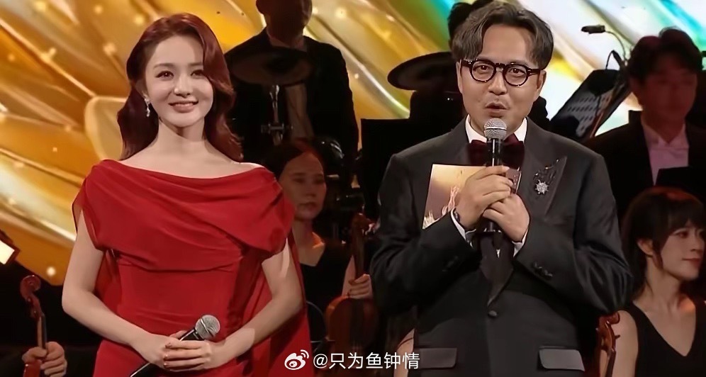 为主持人靳梦佳感到可惜
​​​看了金鹰节开幕式晚会，为主持人靳梦佳感到可惜。此次开幕式由汪涵、靳梦佳默契搭档主持。
​晚会中，主持人靳梦佳一袭红衣，从容有度，娓娓道来，松弛又治愈的主持节奏，完美适配本次户外交响音乐会的全新形式，令人眼前一亮。大家不免为她感到可惜，如此大气的主持人， ​