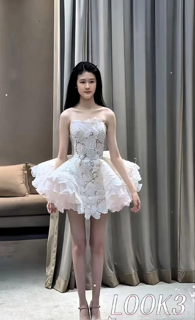我朋友是形体老师，她看到陆毅大女儿最新照片，跟我说了一句大实话，她说：臂展长比腿长更重要，不信你就看贝儿吧，臂展很长，真的是天资，因为腿是可以穿厚底鞋修饰，但是臂展没办法弥补 ​