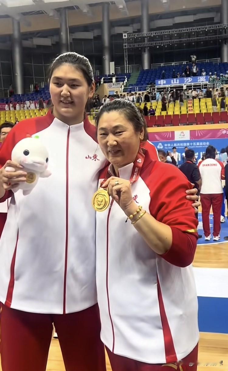 张子宇把金牌给妈妈戴上，母女俩太像了，一看就知道关系[呲牙][比心]于...