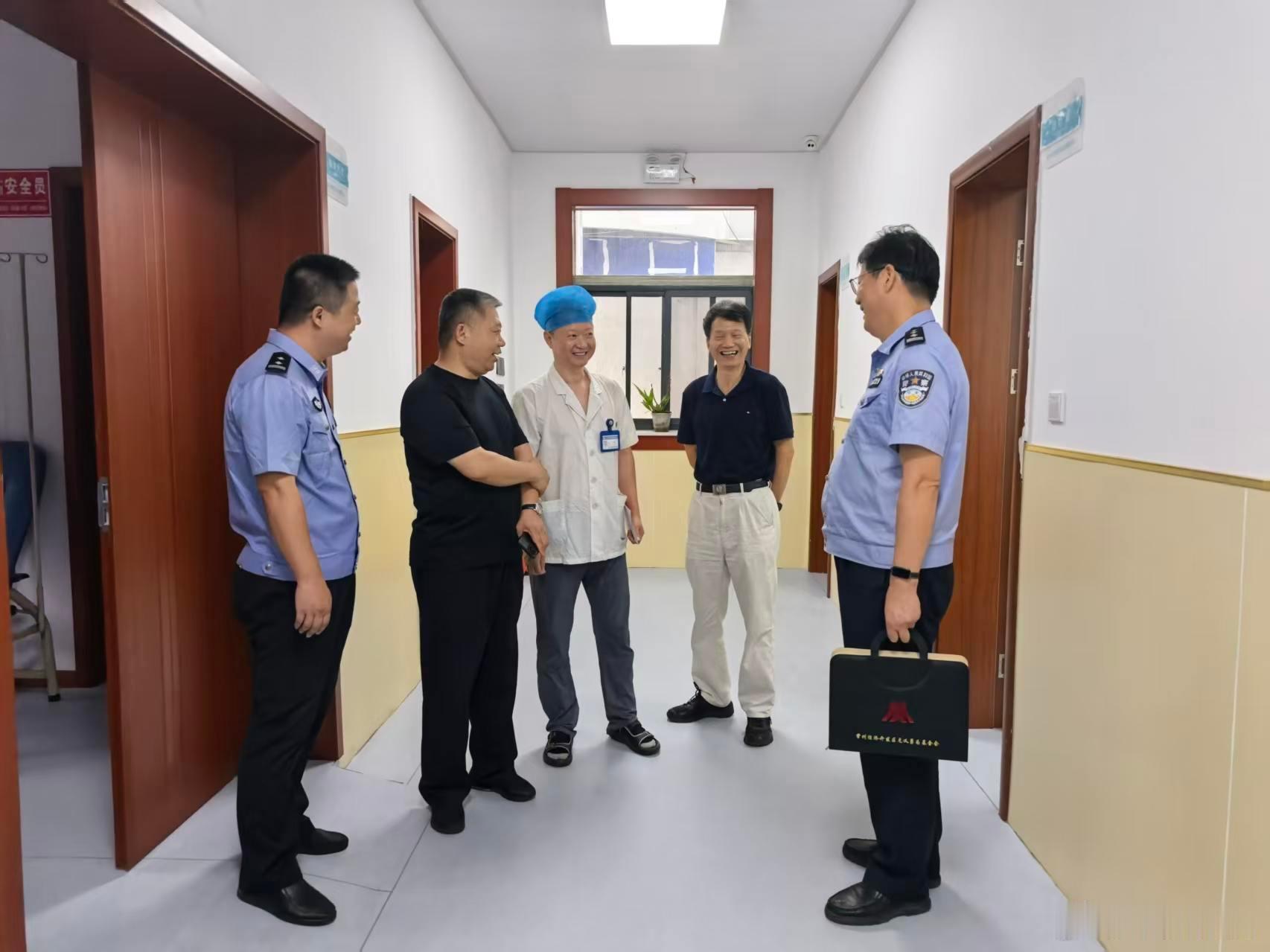 【慰问见义勇为积极分子 凝聚社会向善力量】9月21日，市见义勇为基金会、常州经开区公安分局街道派出所组织开展见义勇为人员慰问活动，走访慰问中，市见义勇为基金会和街道派出所教导员共同为见义勇为积极分子邓晓敏送上慰问物资、奖励资金及暖心关怀，走访慰问中，慰问组与见义勇为人员亲切交流，高度 ​