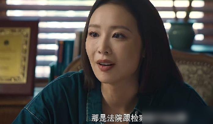 高叶这张脸，直接把《狂飙》攒下的灵气给打没了。
新剧《蒸蒸日上》一开播，弹幕全在问：这谁？脸绷得发亮，苹果肌像塞了俩乒乓球，一开口东北话硬得硌牙。
以前她演大嫂，松弛、狠、带风。现在演个普通角色，表情做不动，台词像背稿，整个人透着一股“用力过猛”的塑料感。
可你翻她动态，9月底还在米兰拍西装杀