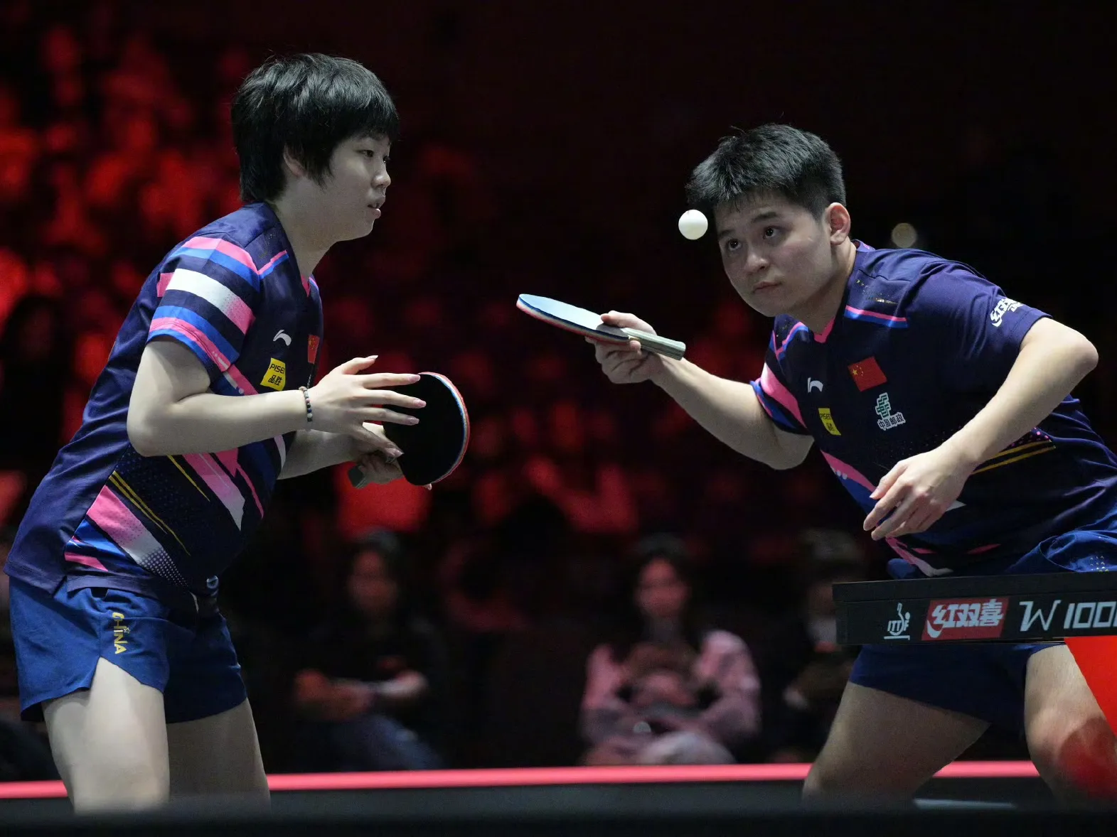 林诗栋/蒯曼晋级混双决赛，国乒包揽冠亚军！

2026亚运会乒乓球混双半决赛，刚刚结束一场比赛，经过比拼，林诗栋/蒯曼4比2战胜对手，成功晋级决赛，祝贺！

具体比分如下:
林诗栋/蒯曼🇨🇳4-2林钟勋/申裕斌🇰🇷(9-11，11-8，7-11，11-9，12-10，11-3） ​​​

混双另一场