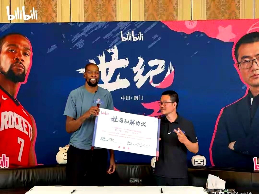 杜兰特面对徐静雨，亲手掀翻了背了多年的“投敌”锅。

总决赛刚打到第二场，勇士就已经主动联系他了，表现得求贤若渴，真不是他主动要跑去抱大腿。

谈到当年拿的两个FMVP而库里没拿到，他觉得这就是纯实力打出来的，根本没啥好争的。至于老被喷的抱团，阿杜更直接：他和詹姆斯这都不叫抱团，那是顶级强者碰在一起