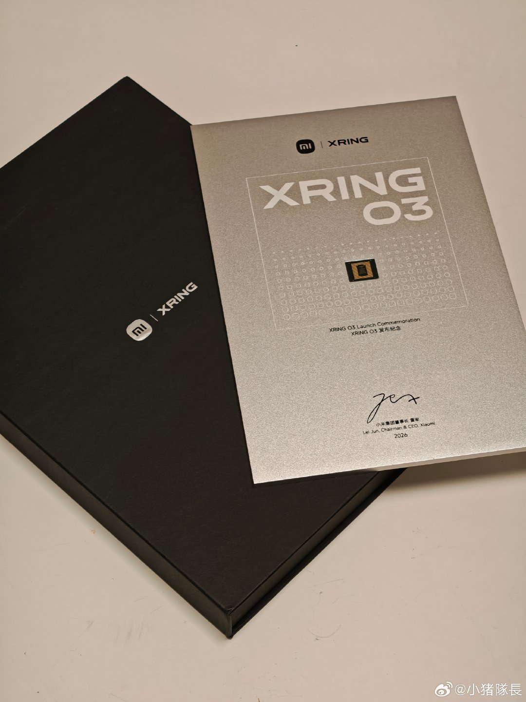 [爱慕]收到 XRING 玄戒O3 纪念铝板了！
中间是小米玄戒O3 旗舰芯片
下面是雷总的签名[舔屏]
考虑下抽不抽[思考] 三秒没人说话就不抽了
好了 没人～不抽了[doge]#小米玄戒O3# ​​​​