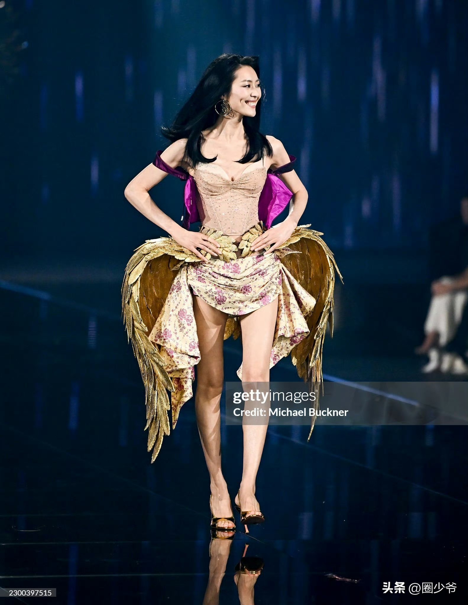 2026年维密大秀，国模刘雯第十次登台表演，奚梦瑶自2017年维密舞台摔倒9年后再登维密，何穗则未能登上今年的舞台！这场走秀话题度还挺高的，主要有以下几个点：
1、何穗疑似落选。曾经的国模三大巨头，何穗一度被大众称为“维密的亲生女”，但是在表演开始前就有人爆料维密去参加了面试但未能通过。但是有人辟谣