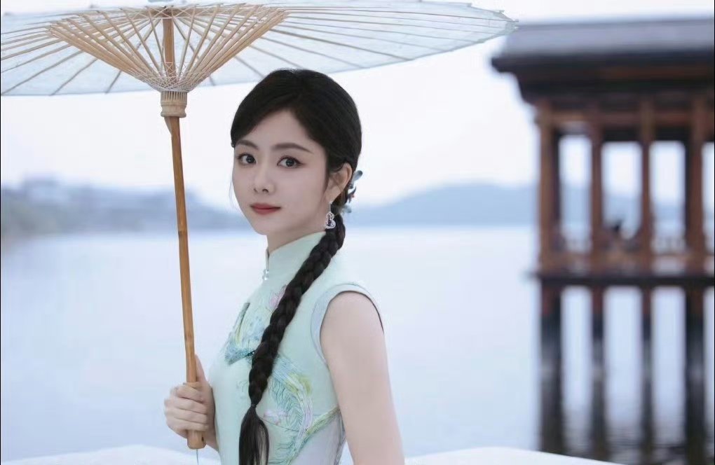 央视镜头下的谭松韵好美谭松韵把彩绳挂手腕上谭松韵这次央视造型直接戳我心...