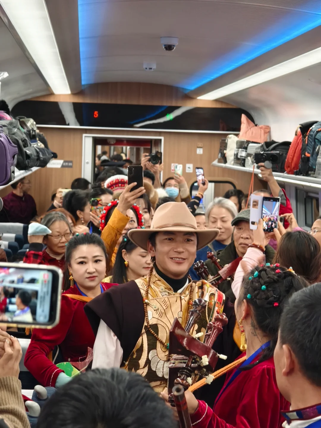 先睹为快！乘坐高铁🚄游香格里拉啦！