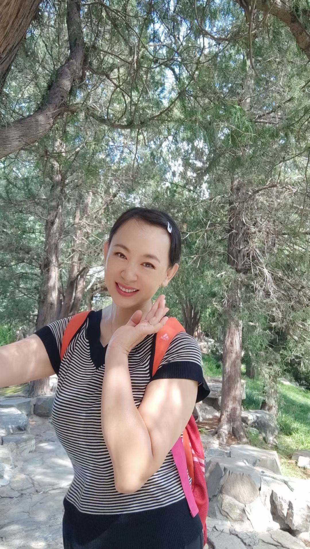 无意间翻到2024年的旧照，那时候是真的胖，可比现在好看多了。

说不定再过两年