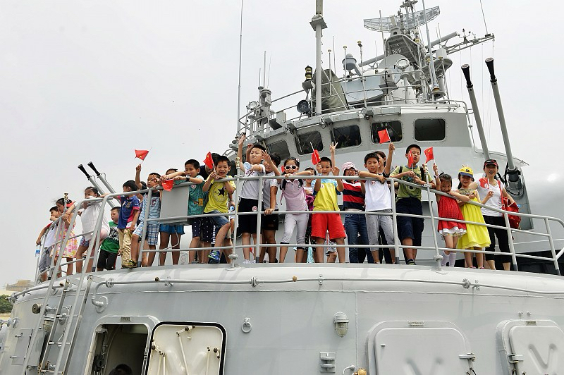 青岛北海舰队军营开放日活动如期举行，大量市民走进军营参观，现场实拍画面在网络传播，引发网友点赞。军营开放日给普通民众创造近距离接触国防力量的机会，大家可以直观感受军舰风貌，了解海军官兵日常训练生活，真切感受我国海军建设取得的发展成果。不少家长带着孩子来到现场参观，在孩