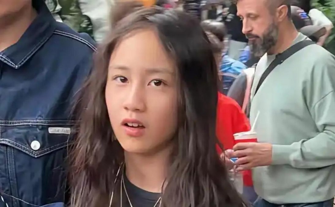 黄磊和孙莉一家一直被外界贴上文艺家庭的标签，大女儿黄多多从小就展露出文艺沉静的气质，也很早就被大众所熟知。随着多多远赴纽约开启大学生活，家里的二女儿黄少艾，也就是大家口中的多妹，越来越多地走入网友的视野。孙莉在社交平台晒出了12岁黄少艾登台参加活动演出的现场画面，舞台上的小姑娘披着 ​