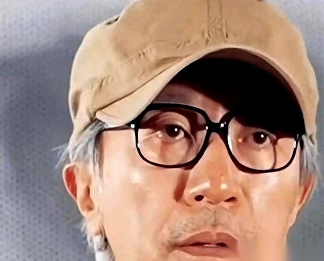 周星驰担任执行董事的比高集团，以1港元卖掉了旗下的内地影院业务。
这笔象征性收1块钱的买卖，转头给集团账面算出了约540万港元的收益。
杭州比高电影院大河店在9月25日停业后的会员卡退费登记还在收尾。
很多人第一反应肯定是愣一下：1块钱转让，怎么还能凭空生出几百万的收益？
算盘其实全在债务里。
买方