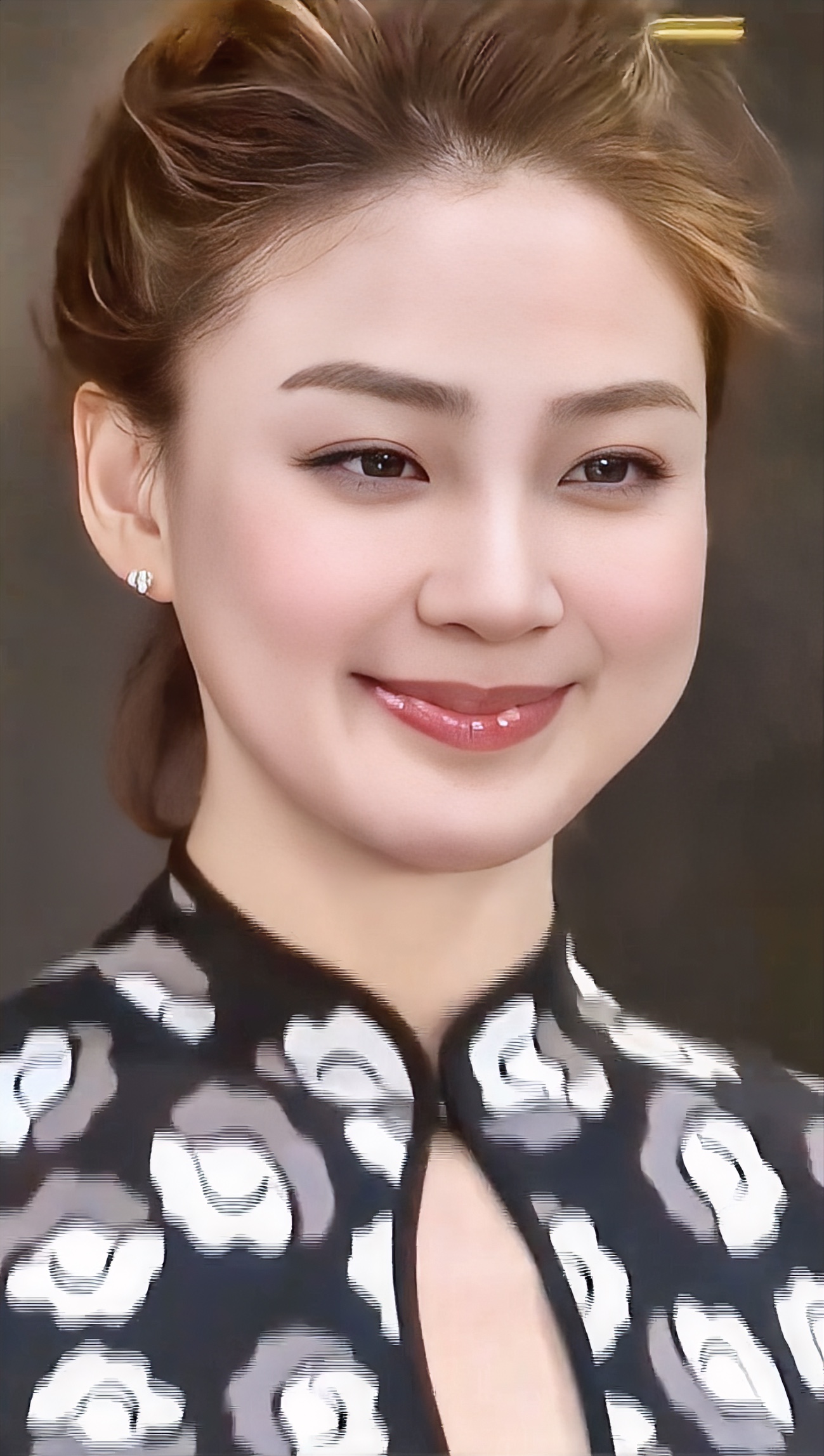 放羊的星星中的欧雅若太美了，现在依然状态很好，五官立体，明眸皓齿，如花...