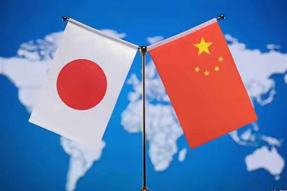 一拖再拖后，中方要求日本必须给个说法！10月1日，中国驻日大使馆方面就日本自卫队军官村田晃大非法持刀侵闯中国驻日大使馆案首次开庭答记者问表示，日本自卫队现役人员持刀侵闯中国大使馆是国际社会前所未闻的恶性事件，不仅严重违反外交关系公约，更严重侵犯了中国主权和尊严，所以，中方要求日方必 ​
