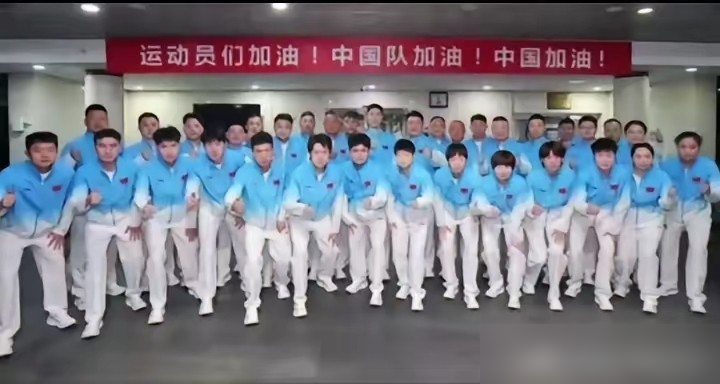 林诗栋站那发懵，不知道摆什么手势，眼睛一斜，直接复制了旁边孙颖莎的大拇指。
9月16号国乒亚运大合照，俩人站前排C位。快门要按了，小石头还没想好姿势，索性偷瞄一眼师姐，孙颖莎比啥他比啥，动作同步得跟照镜子似的。
评论区直接笑喷，说这是人形复制粘贴。
回头翻孙颖莎社交账号，林诗栋还在底下喊太帅了