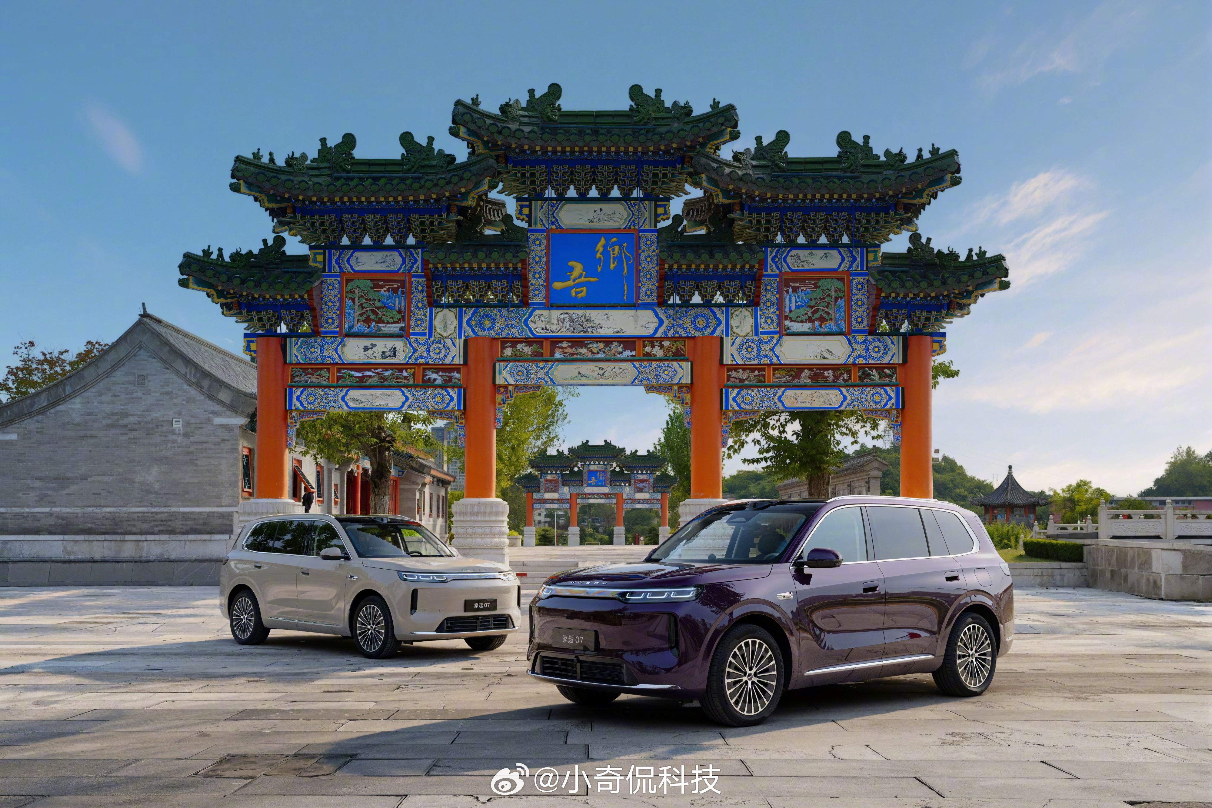 以前总觉得，家里买车主要看驾驶员喜不喜欢。后来发现真到了全家一起坐车的时候，司机的想法可能反而排不上第一。老人嫌上下车不方便，小朋友坐久了开始闹，后备厢塞两个箱子就满，原本挺满意的一辆车，瞬间就露馅了。

所以看荣威家越07的上市信息，我倒没先研究它的加速有多快，而是先看了后排和储物 ​