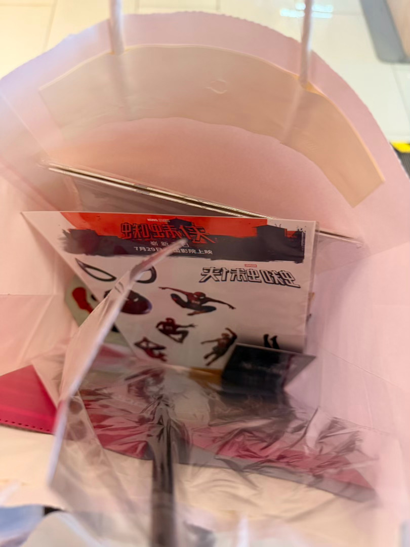 伴随着中秋以及国庆双节，上影影城金沙江路店精心布置了生日🎂装扮，还有各种惊喜和小礼物等着各位上影影城的粉丝朋友们。
影院设施先进，影视效果很棒，而且座位空间宽敞，影厅的服务及工作人员也都很热情。今天来看《敦煌英雄》，电影不错，还参加了影院的生日派对，吃了蛋糕🎂，还幸运地收获了 ​