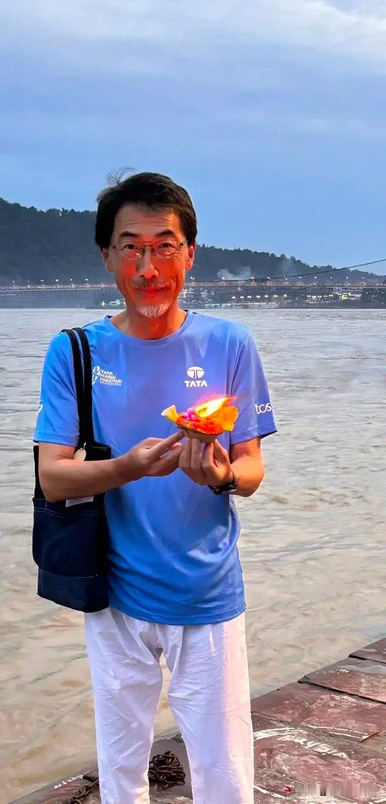 日本驻印度大使小野启一体验恒河圣浴，他精心挑选上游瑞诗凯诗的干净河段，三次全身浸入河水，做完全套仪式，然后说自己跟印度完成了“精神连接”[挖鼻]
要不要再来个肉体连接？ ​