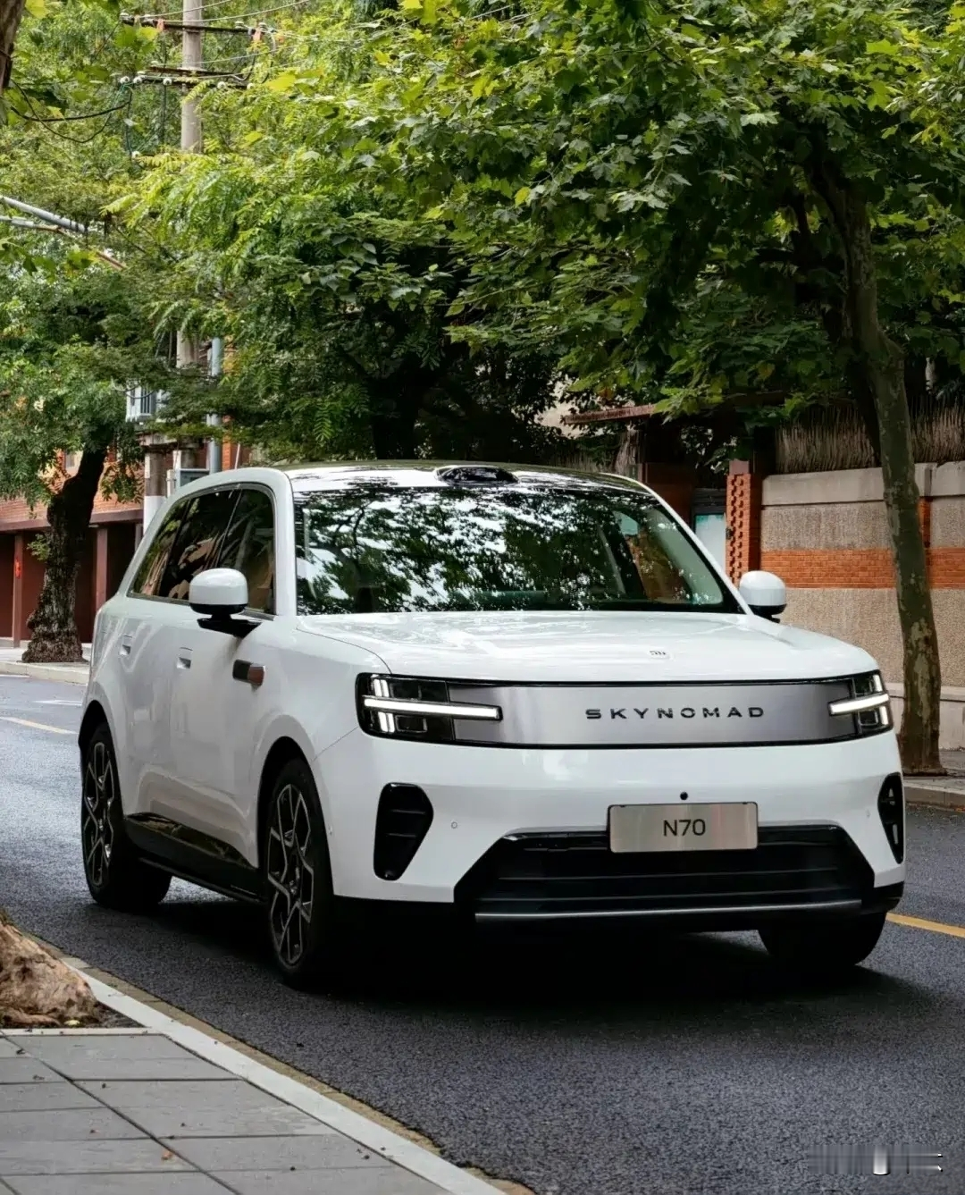小米澎程N70：3万差价怎么选？Pro才是多数人的省心之选
 
小米澎程N70作为品牌第二款车型，定位中大型五座增程SUV，20.99万起的售价，精准切入20-25万家用市场。Pro与Max两个版本3万元的差价，也让不少消费者纠结：加钱上顶配，还是选入门款更划算？
 
差价核心在动力与续航
 
Ma
