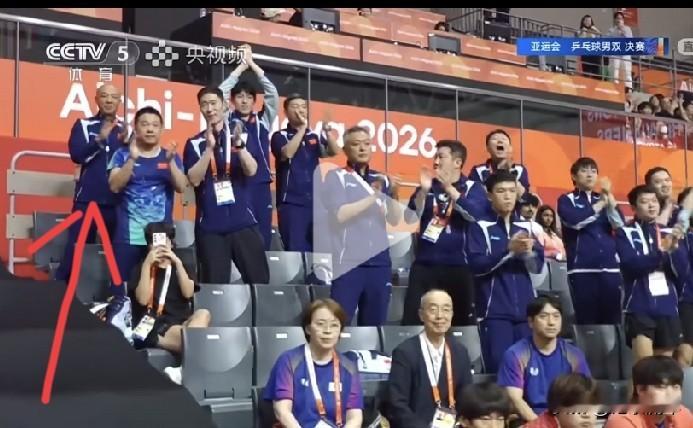 林诗栋黄友政4：2击败张本智和大登时，
镜头刻意给到了看台上的国乒观赛团，
有谁注意到肖指导的表情，
他终于笑了，
昨天林诗栋赢了松岛，，
他没笑，
那是因为还不到笑的时候，
夺冠了，他笑得比谁都开心，
才发现，
向鹏也来观赛了，
他也太淡定了吧，
要是比赛的时候能这么淡定就好了，
温瑞博手舞足蹈，
