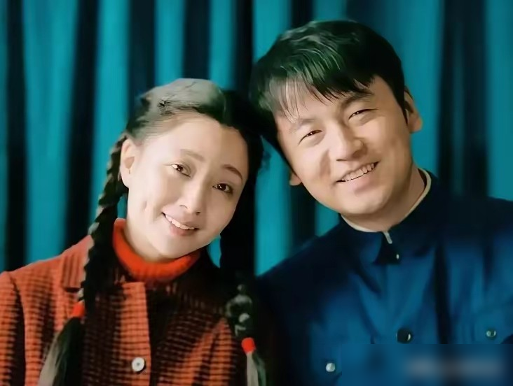 殷桃亲口说，跟雷佳音对完一场戏，她后背麻了，呼吸全乱。不是演的，是生理反应压不住。
《人世间》里有场戏，雷佳音就那么盯着她，台词没几句，眼神里全是东西。演完殷桃缓了半天，说这人演戏不安全，他把你拽进去，你不接都不行。
导演李路说得更直白：雷佳音基本功太扎实了，看着人畜无害，一开机就变个人。丁勇岱
