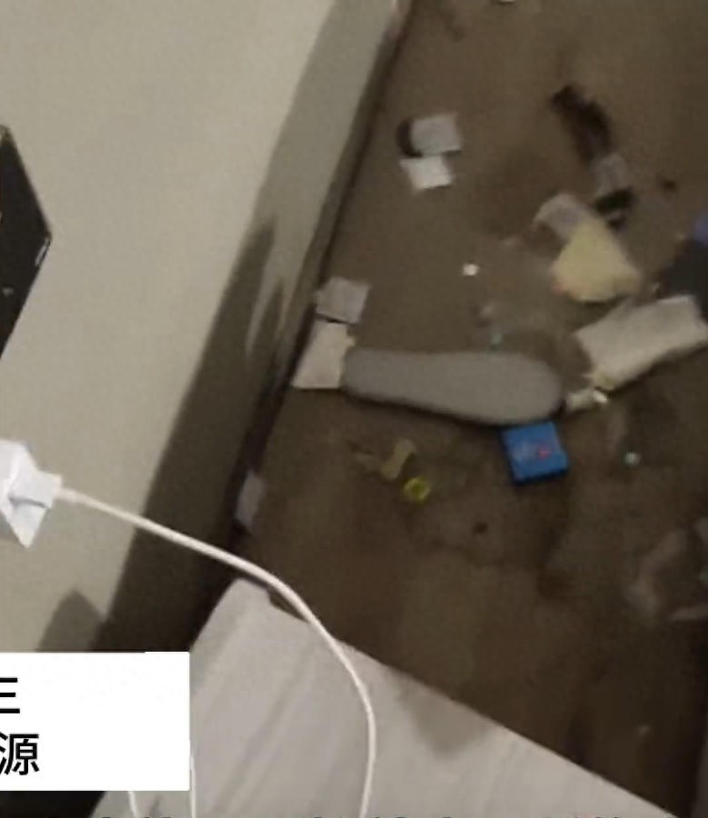 甘肃兰州，男子花 356 元订酒店大床房住 4 晚，浑身发痒，还闻到怪臭味。表面看着干净，怀疑味道来自床底，掀开一看，里面堆着不少用过、没用过的避孕套和垃圾。男子身上都挠出血痂，酒店却要求他拿出证据，证明皮肤病是酒店床铺造成的才肯负责。 
 
刘先生当初推开客房房门时，目之所及处地面光亮，卫生间散发