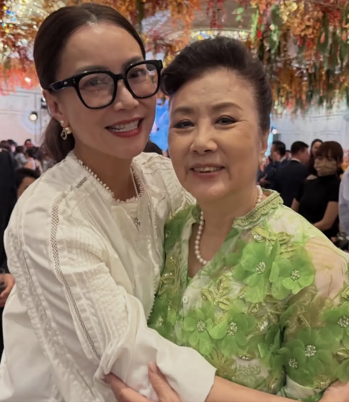 霍汶希对汪明荃好热情哦，见到黄晓明古巨基都比较淡定，可是看到汪明荃，就搂抱着合影，像是久别重逢，必须亲密一下一般。霍汶希在娱乐圈走动，认识的人很多，自己也是一个很厉害的社交能手。
在何猷君奚梦瑶的答谢宴上，霍汶希也开展了不少社交，看到黄晓明古巨基等，会一起合影，不过比起见到汪明荃就抱在一起的亲密，霍