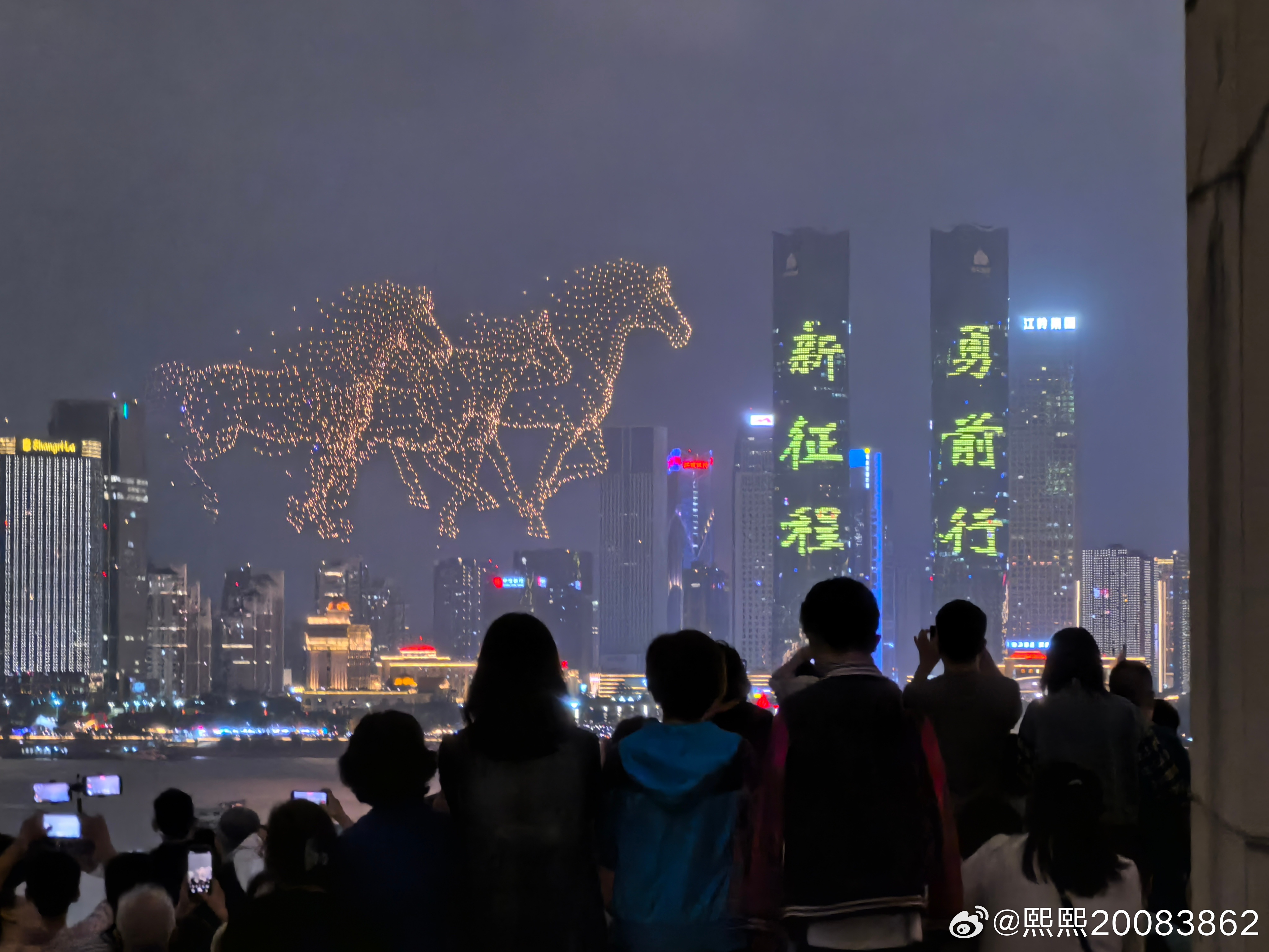 10月1日晚，一江两岸，南昌国庆烟花晚会绚烂夜空 ​