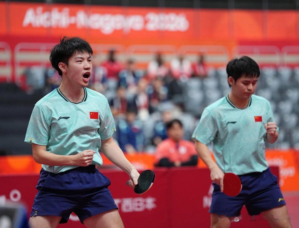逆风翻盘！国乒小将登顶名古屋亚运男双赛场
 
绿茵乒台之上，逆风方能见真章！9月27日的2026爱知·名古屋亚运会乒乓球男双决赛赛场，上演了一场扣人心弦的巅峰对决。中国年轻组合林诗栋、黄友政直面日本实力搭档张本智和、篠塚大登的强劲冲击，凭借坚韧的心态和过硬的球技，斩获本次赛事男双桂冠。
 
谁能想到