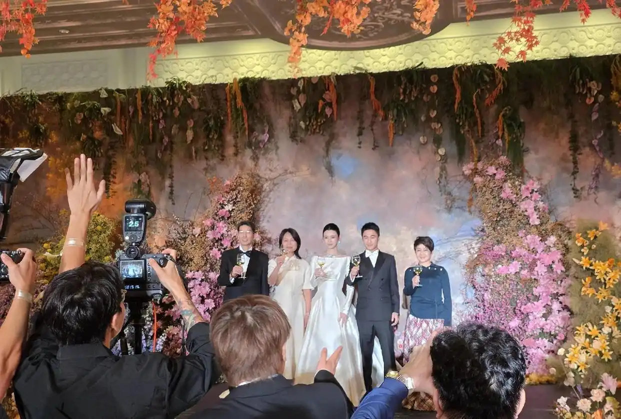 排面拉满！赌王家族婚礼盛况曝光，上万朵鲜花铺满场地，奚梦瑶稳居C位，梁安琪现身助阵 ​