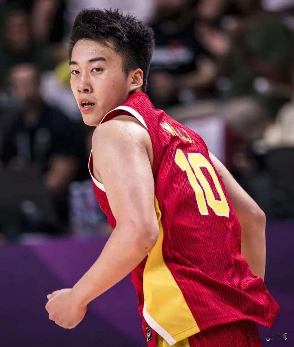 🏀男篮短训营公布名单，包括CUBAL石奎，海归王俊杰赵维伦，一年级段...
